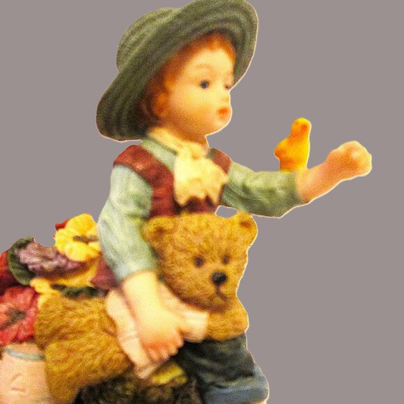 Monti Piero Alabaster Sculpture of boy sitting on a treestump,a bird on his arm - Picture 7 of 8